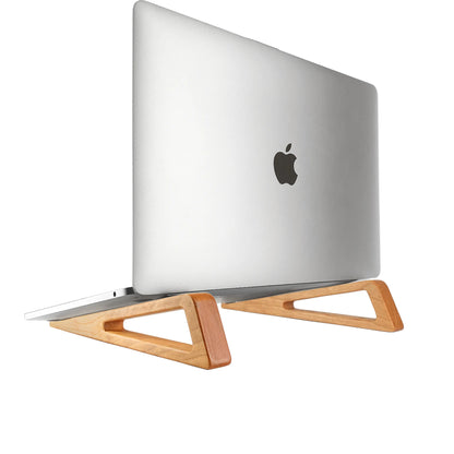 MacBook放置於櫻桃木筆電支架上，木紋細膩有質感，支撐穩固。